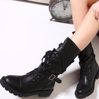 實拍、中性帥氣馬丁靴、中筒靴、黑色必備個性交叉釦環設計顯瘦綁帶中筒軍靴、機車馬丁靴軍靴